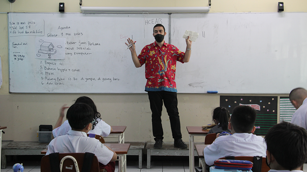 Learn to Deepen Your English by Taking A Native Speaker Class at Ricci School COVER.png